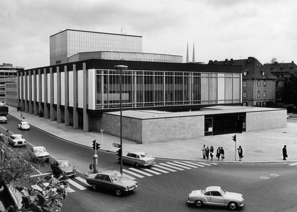 Außenansicht des Mainfranken Theaters Ende der 1960er Jahre.