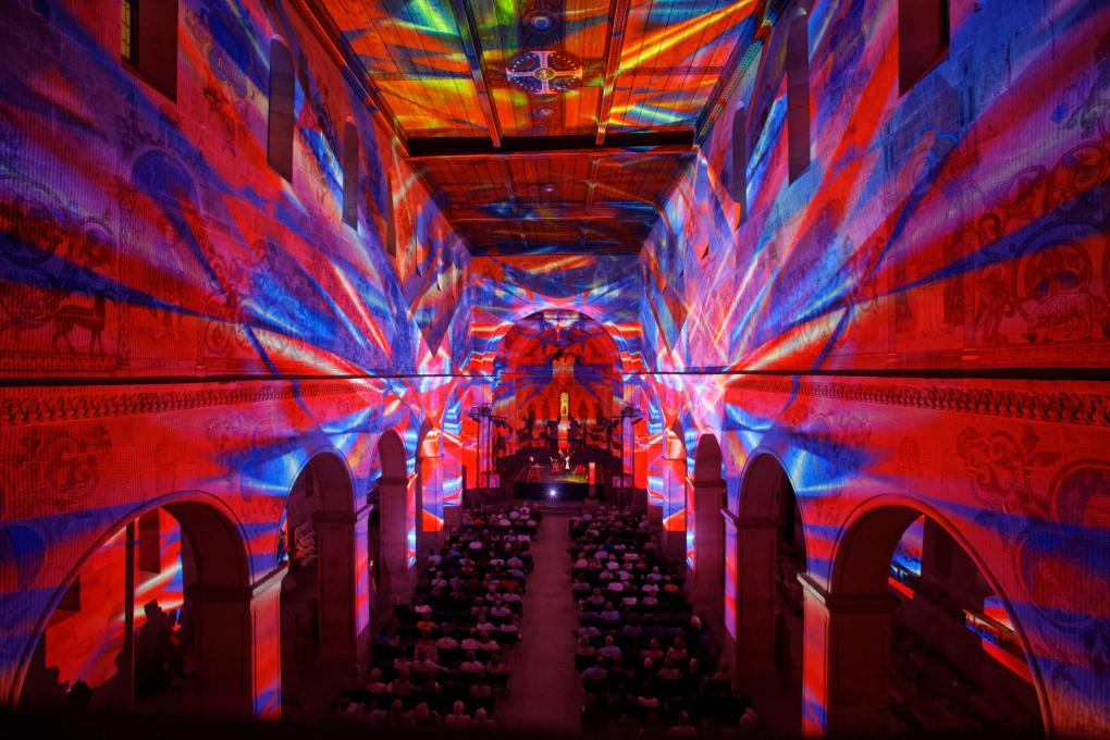 Konzert mit Lichtshow in einer Kirche beim Festival Europäische Kirchenmusik Schwäbisch Gmünd 2018.