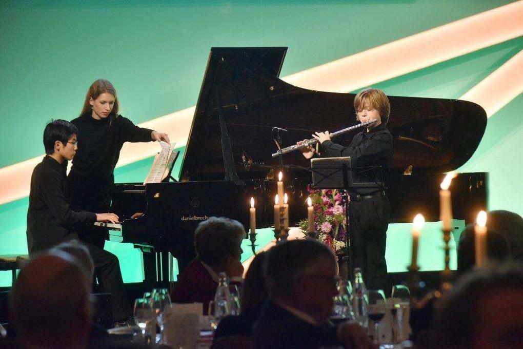 zwei junge Musiker (Klavier und Querflöte) beim Krönungsmahl 2019 auf der Bühne. 