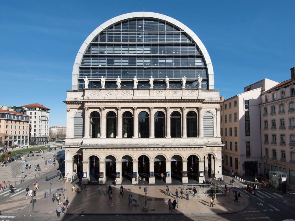Fassade eines Opernhauses mit historischem Unterbau und modernem halbrunden Dach