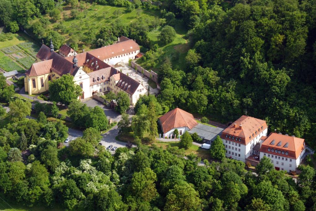 Luftaufnahme der Bayerischen Musikakademie Hammelburg.