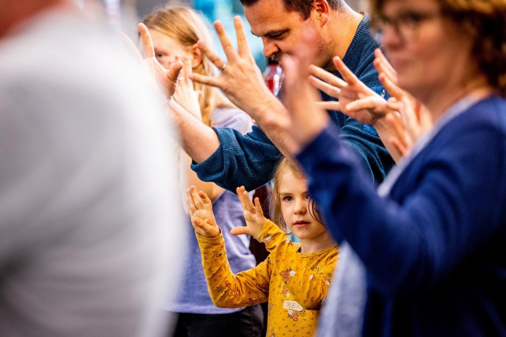 Community Music am Konzerthaus Dortmund: Erwachsene und Kinder machen gemeinsam Musik.