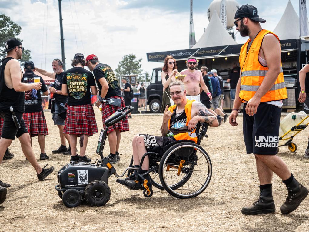 Bild: Fan im Rollstuhl auf dem Wacken Open Air 2022