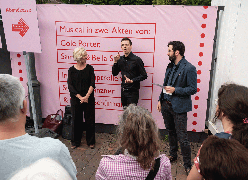 Einführung in Gebärdensprache in das Musical Kiss me, Kate im Staatstheater Augsburg