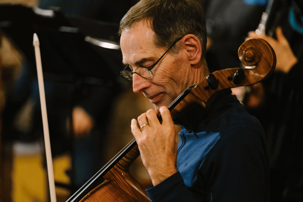 Cellist des Utopia Orchesters beim ersten Auftritt 2018