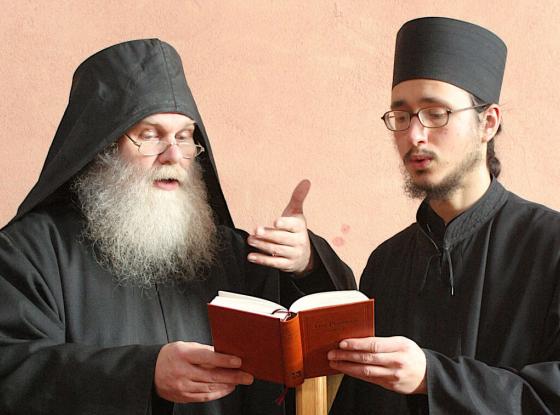 Zwei Mönche des Deutsches orthodoxes Dreifaltigkeitskloster beim gemeinsamen Studium der Psalmen