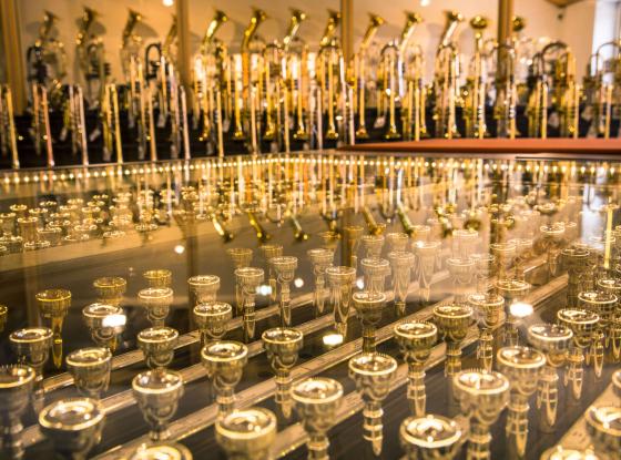 Blasinstrumenten-Abteilung im Musikhaus Thomann: Hinter Glas ist eine Auswahl an Trompeten-Mundstücken zu erkennen.