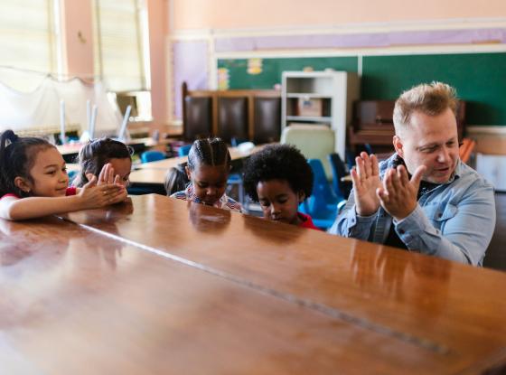 Musikunterricht am Klavier mit Kindern