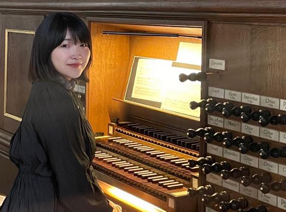 Portraitfoto an der Orgel