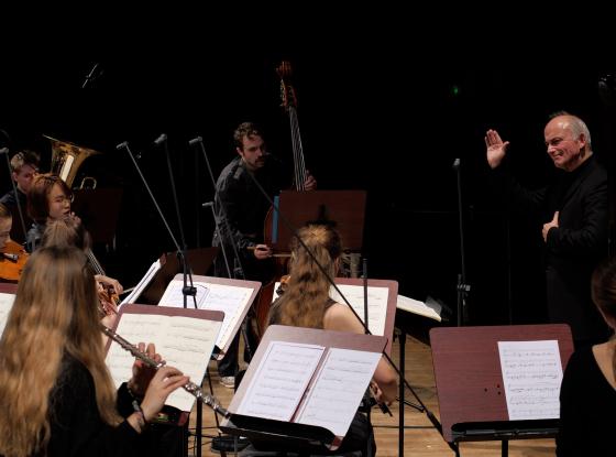Rüdiger Bohn dirigiert ein Orchester aus 20 Musikerinnen und Musikern aus deutschen und polnischen Hochschulen
