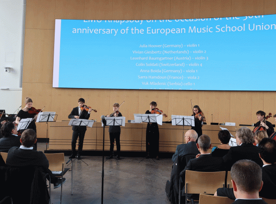 Aufführung der „EMU Rhapsody" im Stuttgarter Rathaus zum 50. Jubiläum der Europäischen Musikschul-Union
