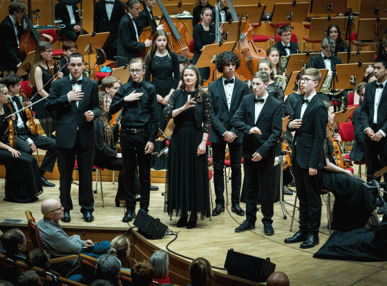 Schülerinnen und Schüler des BZZ Stegen gebärden das Heiligenstädter Testament bei einem Konzert mit dem BJO in der Kölner Philharmonie