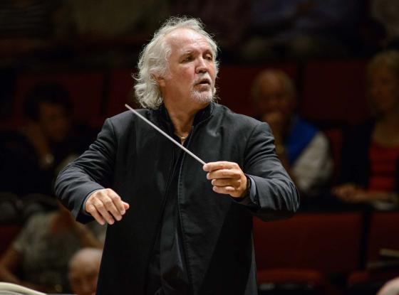 Porträt eines Dirigenten im Konzertsaal