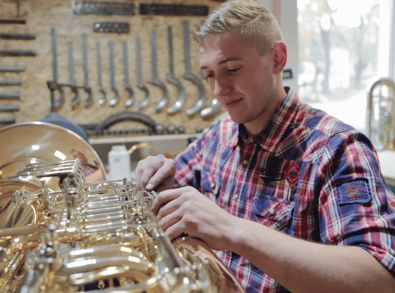 Der Instrumentenbauer Philip Josiger beim Bau einer Tuba