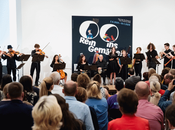Jugendliche Musiker:innen und Mitglieder von Capella de la Torre bei der Ausstellungseröffnung "Rein ins Gemälde! Eine Zeitreise für Kinder" im Deutschen Historischen Museum 2024