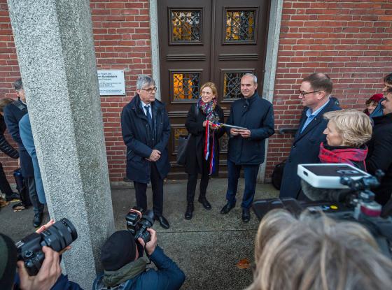 Symbolische Schlüsselübergabe für die ehemaligen Bundesbankgebäude an die Musikhochschule Lübeck